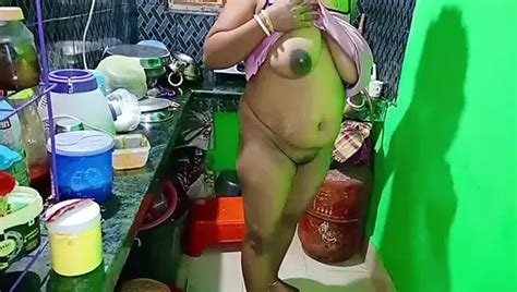 Desi Reenu Bhabhi Bathroom Me Nahate Huye Big Boobs Xhamster