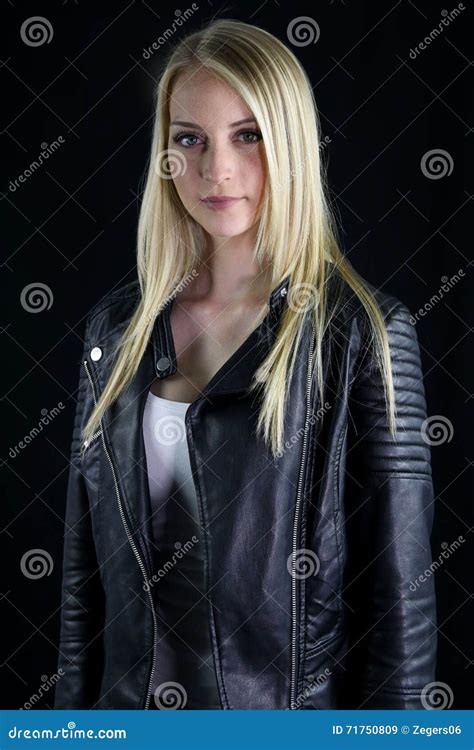 Belle Fille Blonde Utilisant Une Veste En Cuir Noire Image Stock