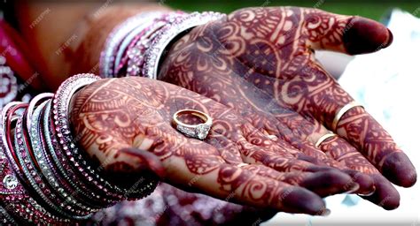 Premium Photo Indian Bride Showing Her Mehndi Arts And Wedding Rings