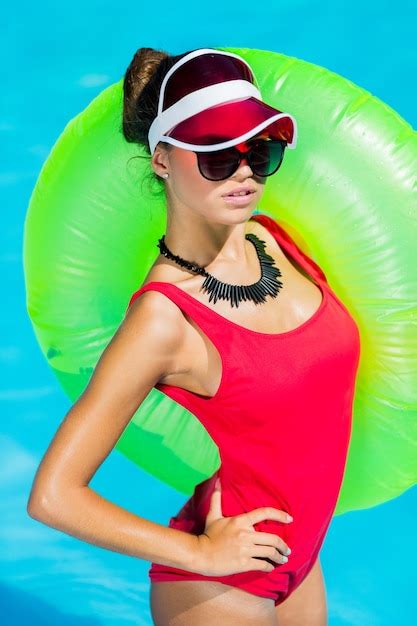 Sexy Gebräunte Frau Im Roten Badeanzug Die Spaß Hat Und Den Sommer Im Erstaunlichen Großen