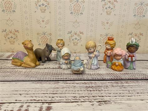 1986 Avon Collectibles Nativity Scene Figurines