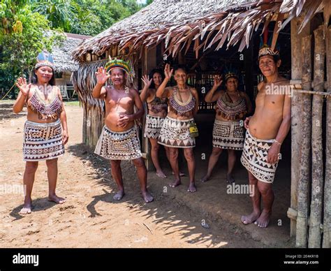 iquitos perú diciembre 11 2019 indio de la tribu bora en su traje local amazonia américa