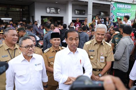 Presiden Jokowi Bersama Mendag Dan Ganjar Cek Tiga Pasar Tradisional Di