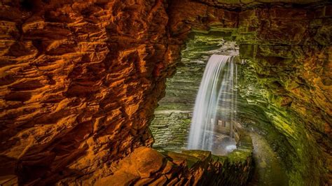 Cavern Cascade Dans Le Parc DÉtat Watkins Glen État De New York