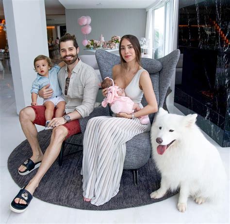 Alok Posa Com Romana Dois Filhos E Cachorro Minha Inspiração Quem Quem News