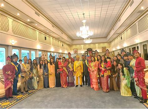 After composing himself, sultan abdullah continued his speech by thanking sultanah kalsom, his siblings and family. Akrab & Saling Melengkapkan, Tunku Kaiyisah Bongkar Rahsia ...