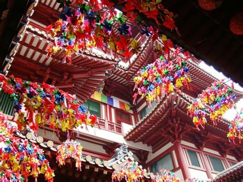 Chinese new year is the first day of the new year in the chinese calendar, which differs from the gregorian calendar. 3 Days In Singapore: Chinese New Year Walking Tour - Heels ...