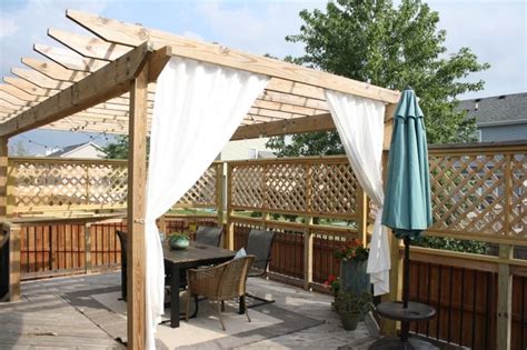 Unsere redaktion an produkttestern verschiedene hersteller ausführlich getestet und. Holz Pergola mit Vorhängen - 50 Ideen für Sichtschutz im ...