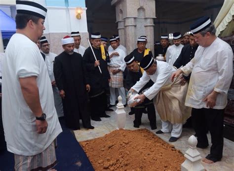 Free live istiadat pemasyhuran sultan abdullah paduka ayahanda sultan ahmad shah sebagai sultan pahang mp3. SUASANA TERKINI DI MAKAM MAHMOODIAH ISTIADAT PENGKEBUMIAN ...