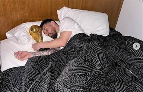 Messi Publica Foto Durmiendo Con La Copa Del Mundo