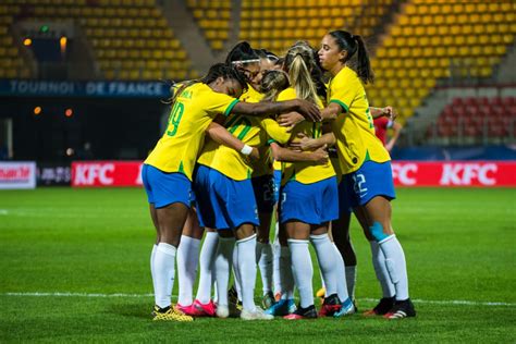 Adjectif verbal, gérondif ou participe présent. Seleção brasileira de futebol feminino sobe no ranking da Fifa