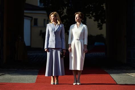 Дружина президента україни олена зеленська розповіла, що чомусь усі вважають, що для того, щоб одягатись та мати гарний вигляд, вона користується державними коштами. Олена Зеленська вразила лавандовим вбранням від ...