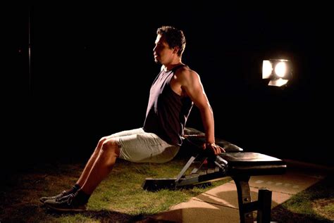 Triceps Bench Dips Benefits And How To Perform Them Fitness Savvy Us