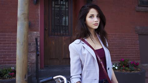 Download Gorgeous Women Actress Emily Rudd Wallpaper