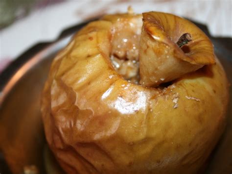 Pommes au four fourrées noix et crème de caramel au beurre salé