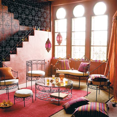 The decorating style of moroccans is one that exudes both elegance and mystery to a home. Moroccan Decorating Style | InteriorHolic.com