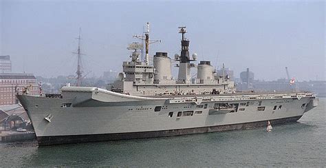 Hms Illustrious R06 Wikipedia Royal Navy Aircraft Carriers Navy