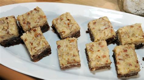 · trisha yearwood's chocolate chip cookie bars with 2 layers of cookie dough and a. Trisha Yearwood prepares her brownies with coconut frosting for "Good Morning America ...