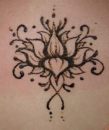 Flowers and botanical designs are very popular in henna art. 40 Simple And Easy Henna/Mehndi Designs For Beginners