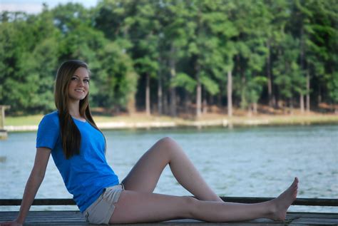 banco de imagens agua menina mulher lago período de férias perna modelo sentado roupas
