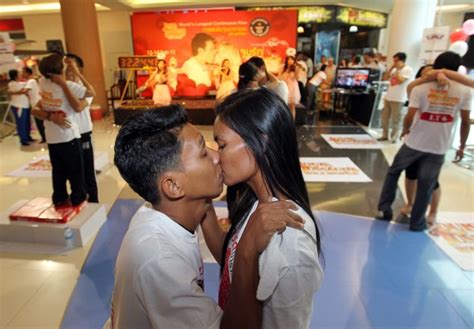 Longest Kiss In History 46 Hour Thai Smooch