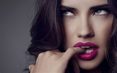 Adriana Lima Pink Lips Lápiz Labial Morado De Mujer Celebridades
