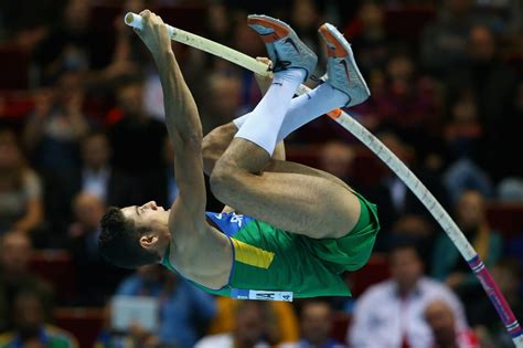 O objetivo do salto com vara é tentar saltar o mais alto possível, ultrapassando um sarrafo, usando uma vara. No salto com vara, Thiago Braz supera campeão olímpico e ...
