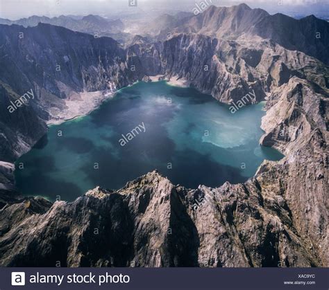 Mt pinatubo is a dormant volcano situated in botolan, in the province of zambales, the philippines. Mount Pinatubo, il cratere del lago, campi lahar, vista ...