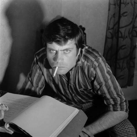 oliver reed reads famous men famous faces famous people steven king people smoking oliver