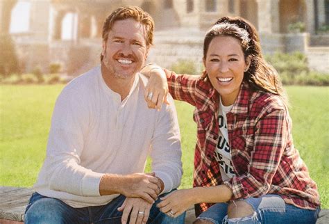 ‘fixer Upper The Castle Exclusive Clip Chip And Joanna Gaines Reveal Biggest Project Yet Parade