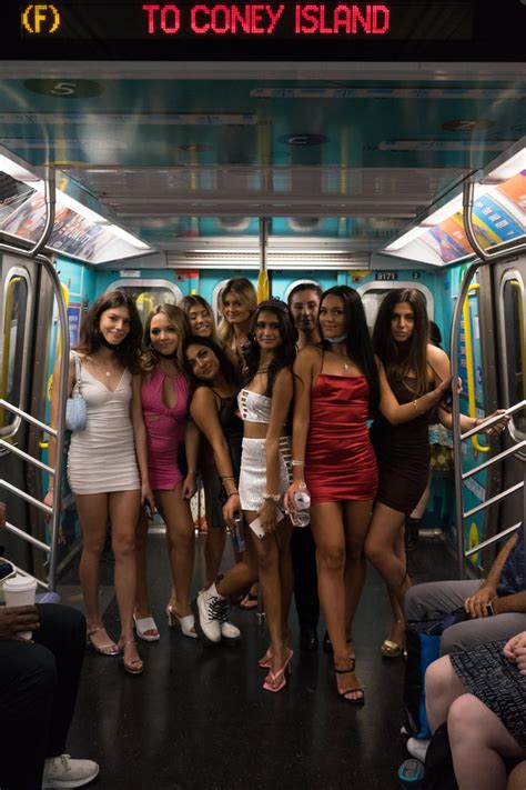 girls on a subway in new york 9gag