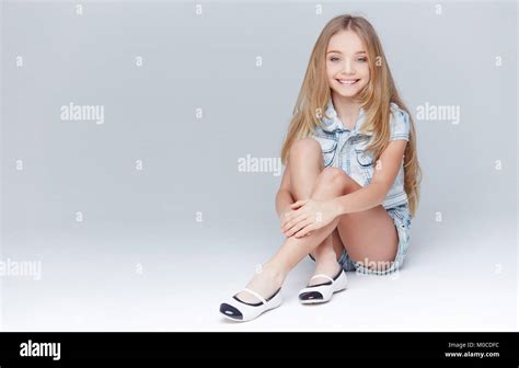 Süße Kleine Mädchen Mit Langen Blonden Haaren Stockfotografie Alamy