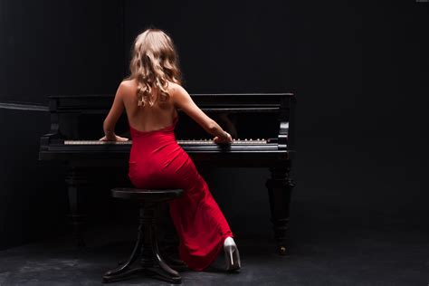 Kobieta Czerwona Suknia Fortepian Piano Photoshoot Passion Dress