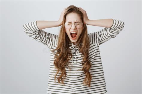 La Ragazza Soffre Dalla Depressione Essendo Sotto Pressione Dai