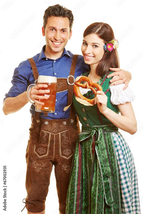 Paar In Dirndl Und Lederhose Zum Oktoberfest Photos Adobe Stock