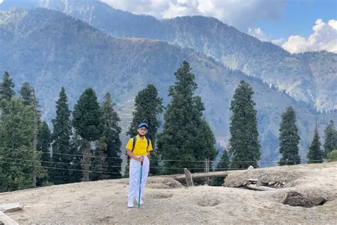 Zara Khan Becomes The Youngest Trekker Of Kashmir