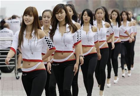 grid girls que rolaram na pista do gp de f1 da coreia do sul matéria incógnita