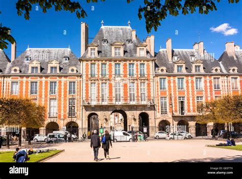 Place Des Vosges Paris Hi Res Stock Photography And Images Alamy