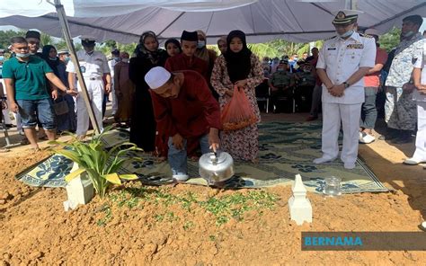 Examples of translating «pendiam» in context Hasrat Mohamad Firdaus Sambut Aidiladha Tidak Kesampaian