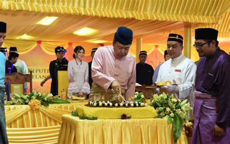 Walaupun baru mencecah usia 50 tahun namun tengku permaisuri. GAMBAR Sifat Romantik Tengku Permaisuri Norashikin Ini ...