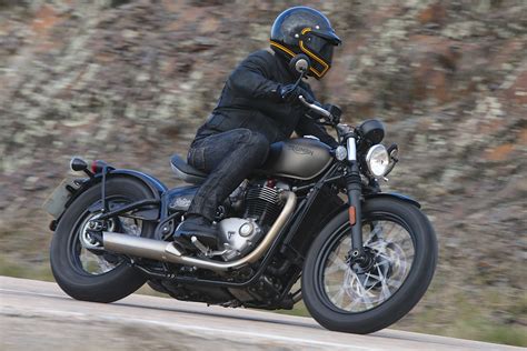 Triumph bonneville bobber since 2016 solo seat oldtimer vintage brown. 2017 Triumph Bonneville Bobber First Ride Test | 12 Fast Facts