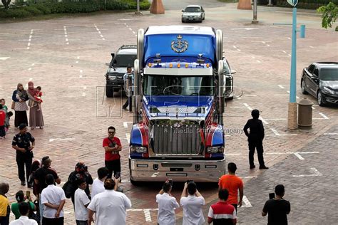 As sultan mahmood did not have a legitimate heir, the management and administration of johor was transferred to the bendahara dynasty.  GAMBAR TRAK MACK SULTAN JOHOR TIBA DI ISTANA