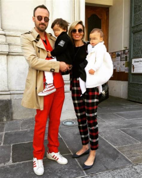 Una vita, la sua, all'insegna della creatività a briglia sciolta. Francesco Facchinetti sfoggia un look rosso fuoco per la ...