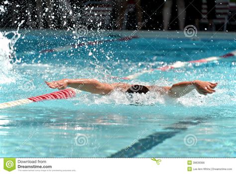 Nuotatore Della Farfalla Durante Il Raduno Di Nuotata Fotografia Stock Immagine Di Vicolo