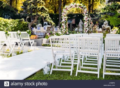 Inspiration für eine klassische und entspannte gartenhochzeit eure traumlocation ist ausgebucht, aber ihr , oder jemand in eurer familie hat einen garten mit etwas platz zum feiern? Hochzeit Bogen mit Blumen im Freien. Schöne Hochzeit ...