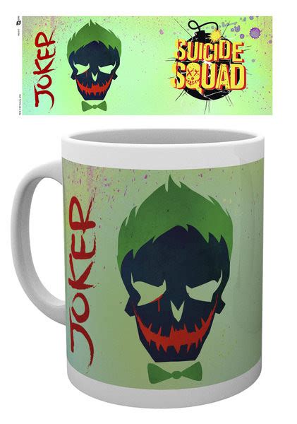 Joker, který vypadá jako gotik, jenž vysadil antidepresiva, a vzbuzuje více soucitu než znepokojení, se vždycky jen objeví, napáchá trochu škody a zmizí. Hrnek Sebevražedný oddíl - Joker Skull | Posters.cz