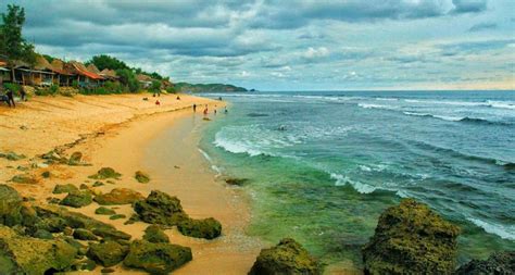 Pawa wisatawan yang hendak berkunjung ke pantai yang mempunyai pesona keindahan yang menakjubkan sesuai dengan nama yang disandangnya, pantai karang bolong anyer memang memiliki batuan karang besar yang memiliki lubang dibagian tengahnya. Review 11 Pantai di Gunung Kidul Paling Populer 2019