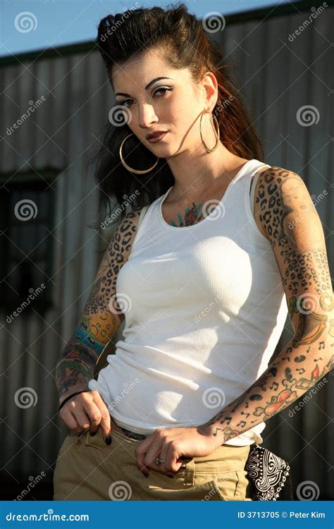 Giovane Donna Con I Tatuaggi Immagine Stock Immagine Di Posa Ragazza 3713705