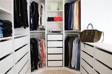 Do you know how to build a walk in closet? Walk-in-closet - Christina Dueholm