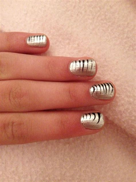 Easy And Classic Nails Classic Nails Nails Gold Stripes